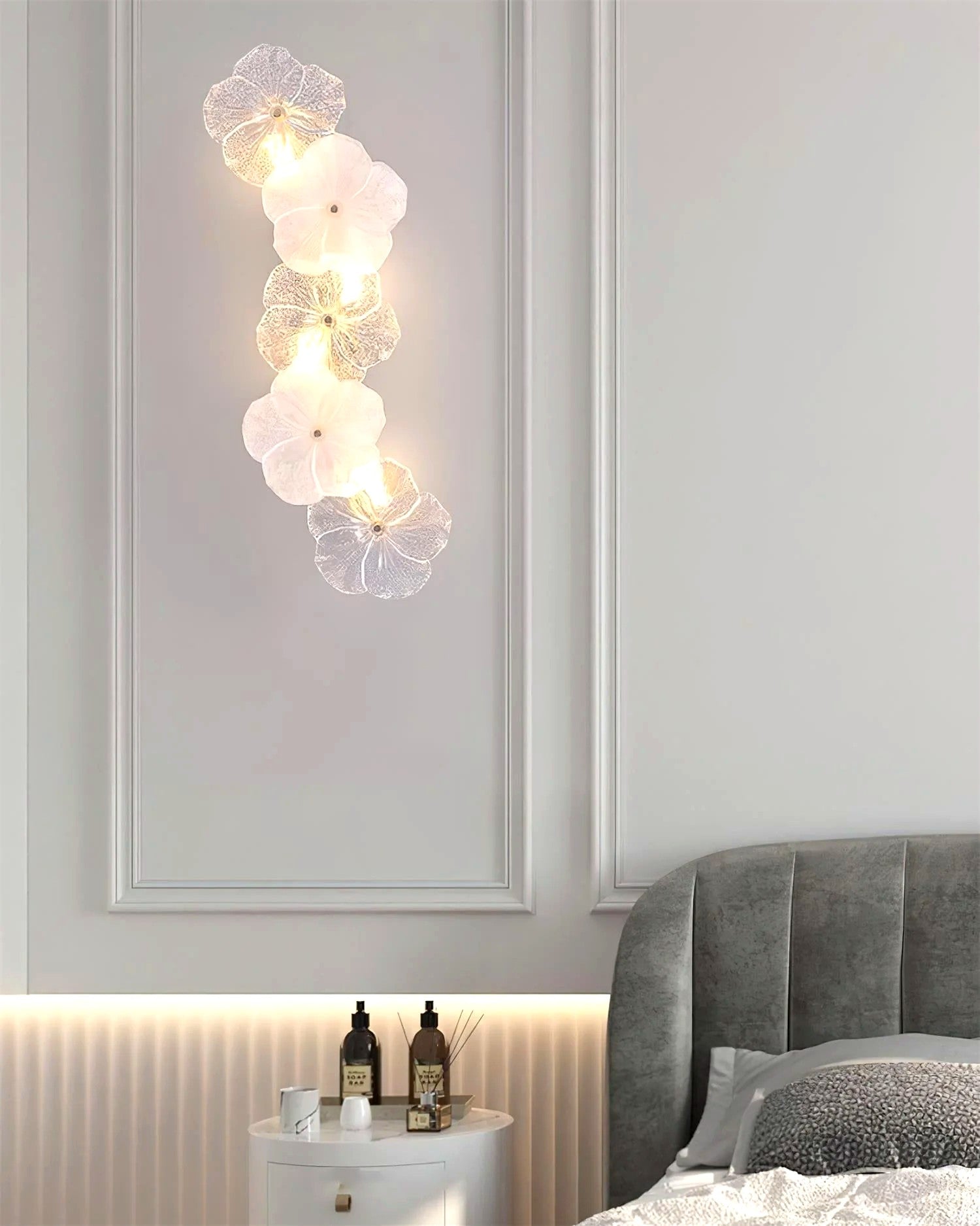 Applique Murale Fleur Pétales en Verre, Design Romantique Délicat