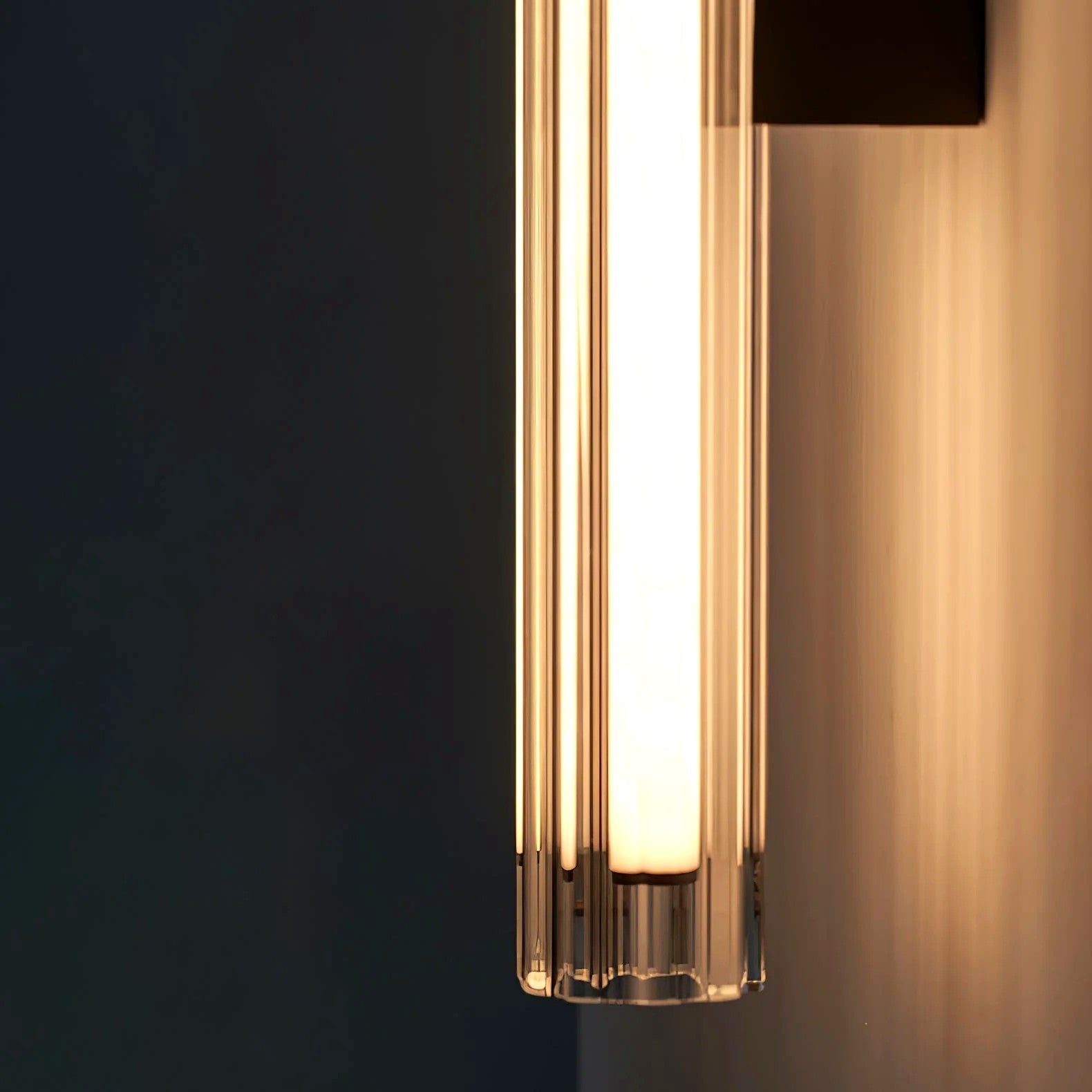 Applique Murale Tube Verre Contemporaine Noire, LED Intégrée, Colonne