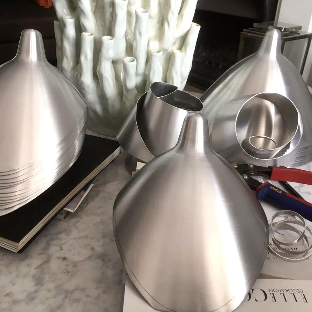Plafonnier Bras Articulés Sculptural, Métal Aluminium Laiton Laqué