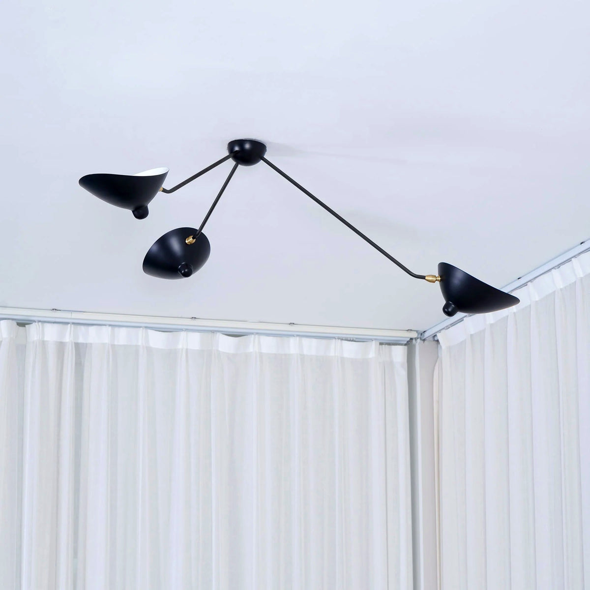 Plafonnier Bras Articulés Sculptural, Métal Aluminium Laiton Laqué
