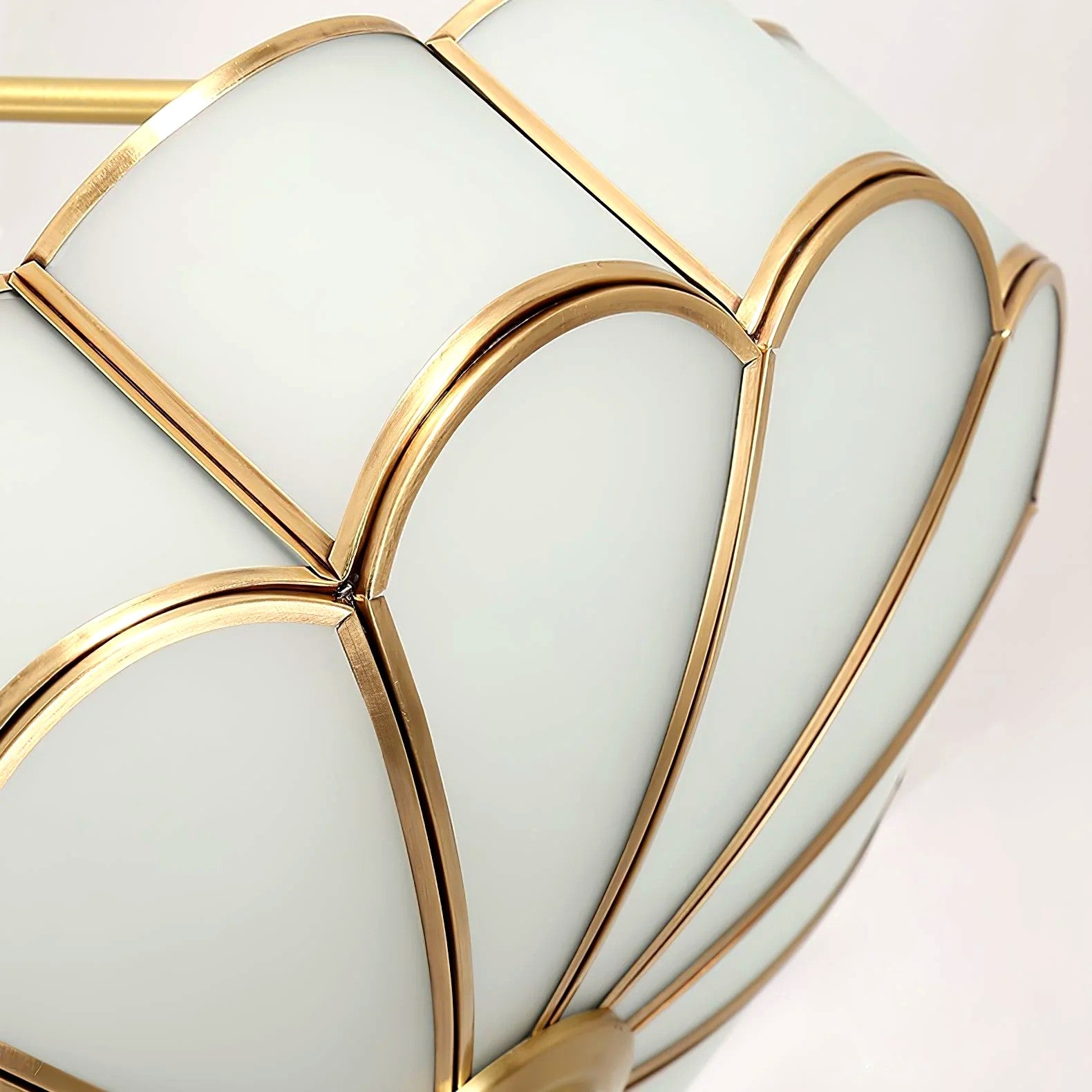 Plafonnier Pétales Verre Givré Laiton, Design Artistique Poétique