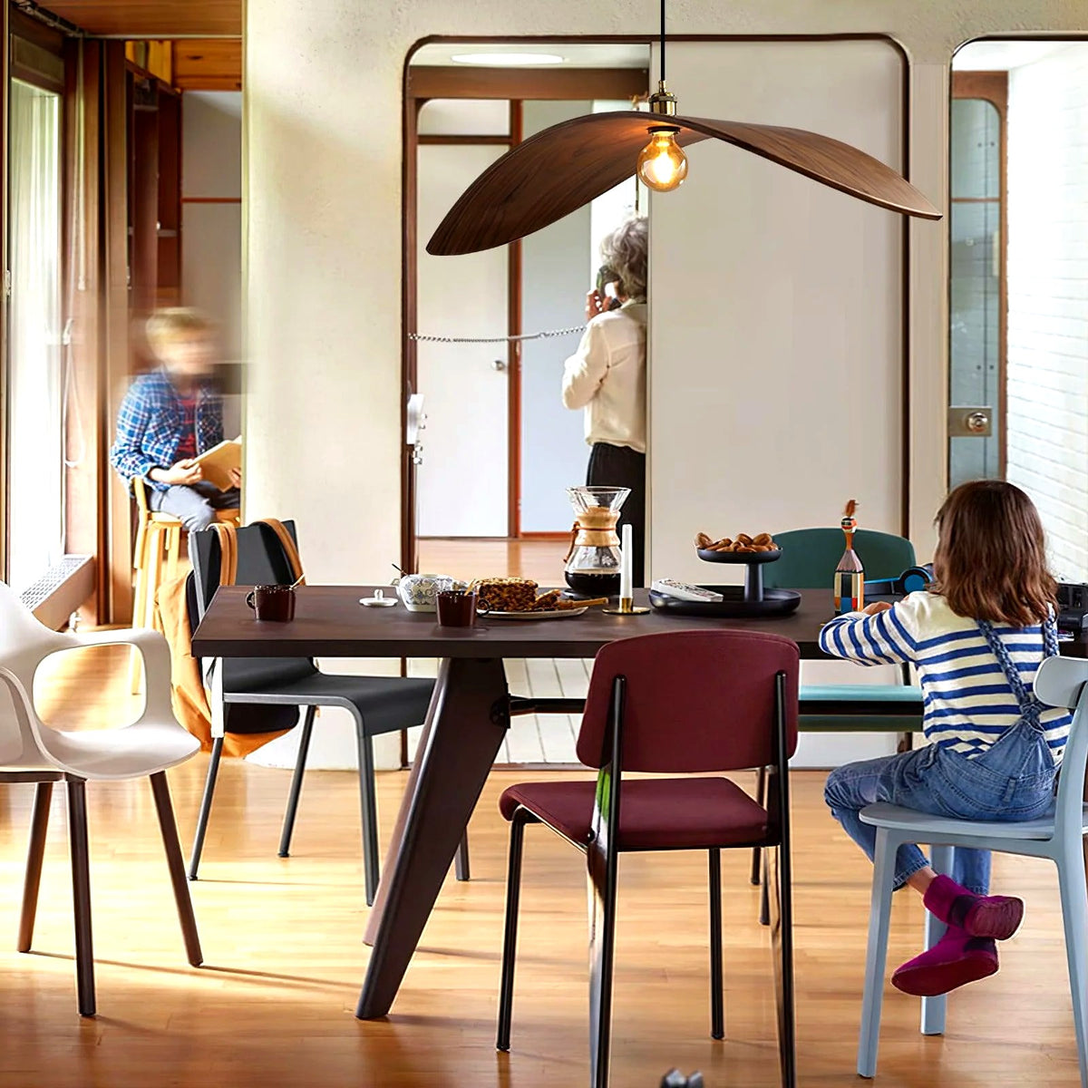 Suspension Bois Art Nordique Noyer, Silhouette Sculptée Graphique
