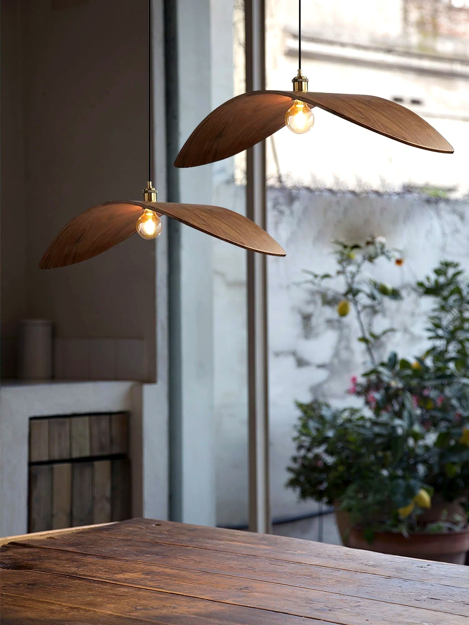 Suspension Bois Art Nordique Noyer, Silhouette Sculptée Graphique