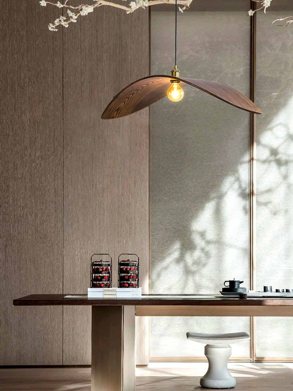 Suspension Bois Art Nordique Noyer, Silhouette Sculptée Graphique