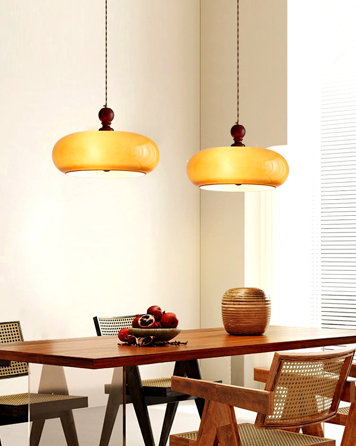 Suspension Verre Ambre Abat-Jour Rond, Monture Noyer Rétro Chic, Salle